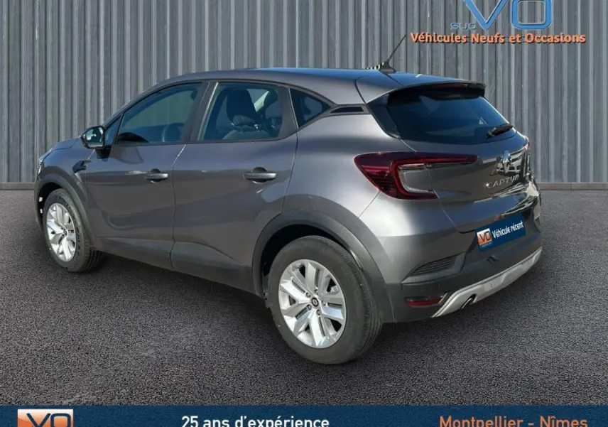 Vue 3/4 arrière droite d'un Renault Captur gris 2021 avec feux arrière LED et jantes alliage visibles.