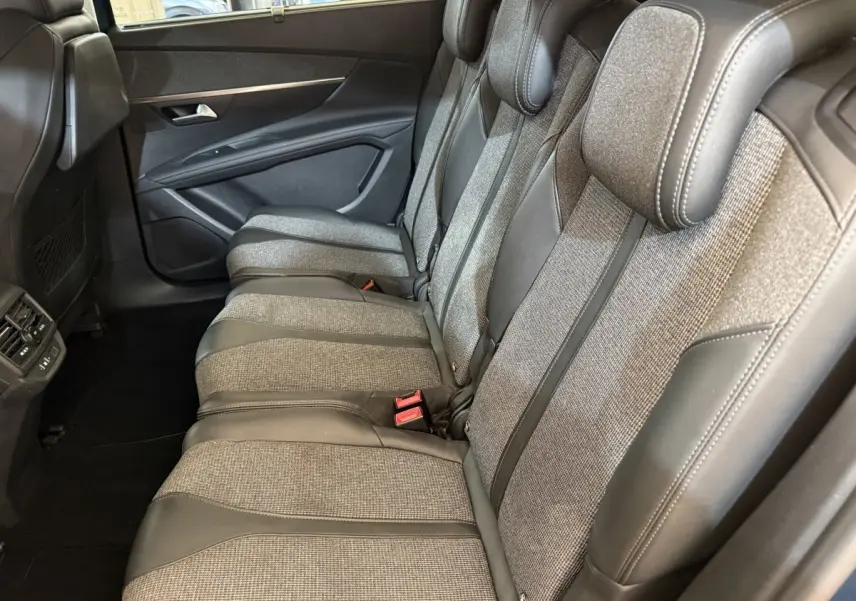 Vue latérale des sièges arrière gris tissu et cuir du Peugeot 5008 Puretech 130 S&S Allure, intérieur spacieux et moderne.