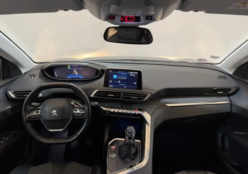 Vue intérieure avant du Peugeot 5008 Puretech 130 S&S Allure 2019, tableau de bord moderne avec écran tactile et volant cuir multifonctions.