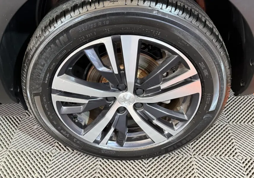 Gros plan sur la jante alliage Peugeot 5008 Puretech 130 bleu, avec pneu Michelin 225/55 R18 visible
