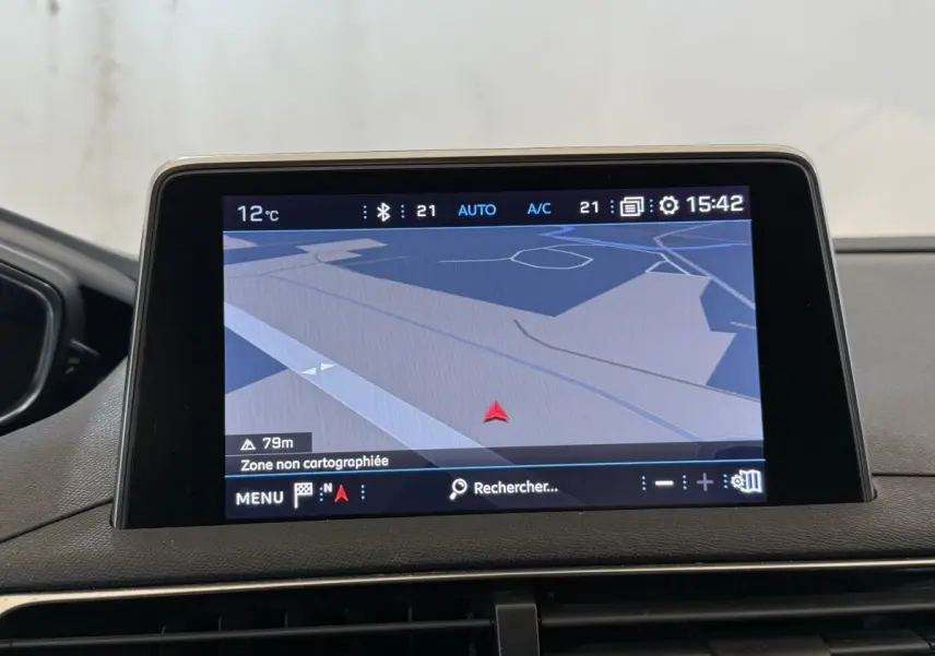 Écran tactile de navigation 3D du tableau de bord du Peugeot 5008 Puretech bleu, vue intérieure frontale.