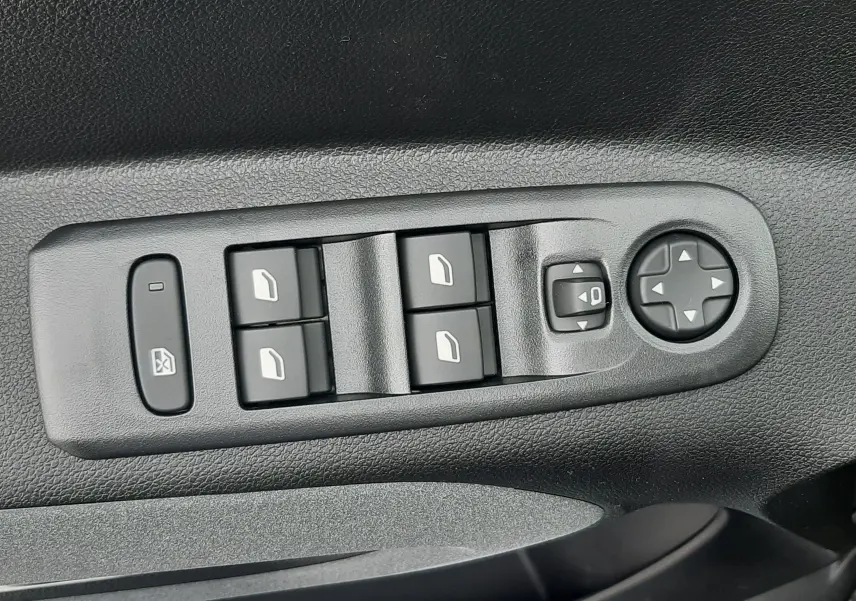 Commande des vitres électriques et réglage des rétroviseurs sur la porte côté conducteur d’un Peugeot Rifter bleu Kiama 2026.