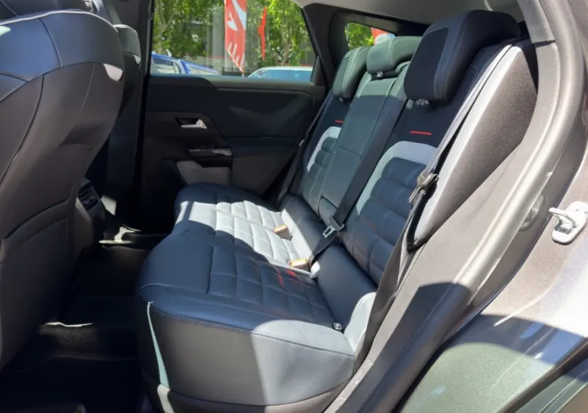 Vue latérale intérieure arrière droite du Citroën C5 Aircross 2026 gris platinium, sièges cuir Advanced Comfort.