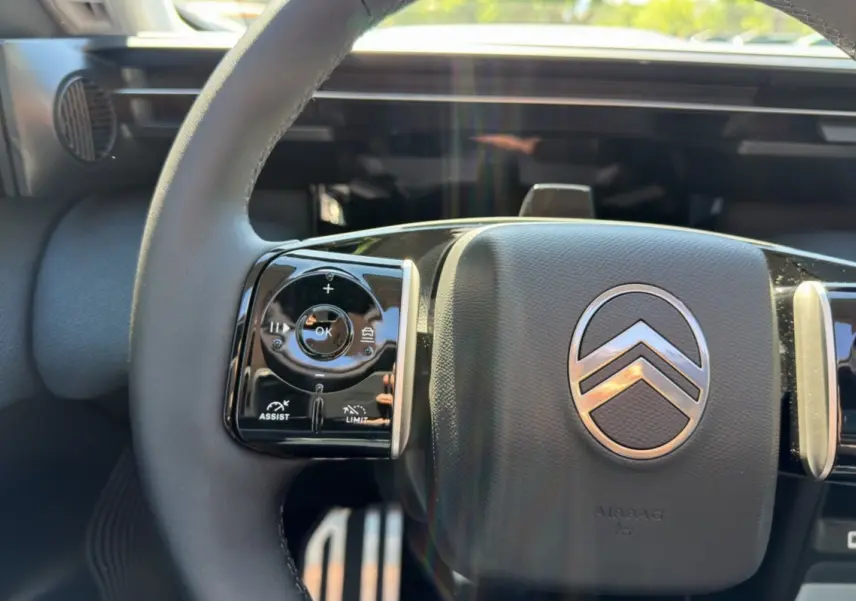 Gros plan sur le volant cuir multifonctions de la Citroën C5 Aircross New Hybrid 145, avec logo chrome au centre.