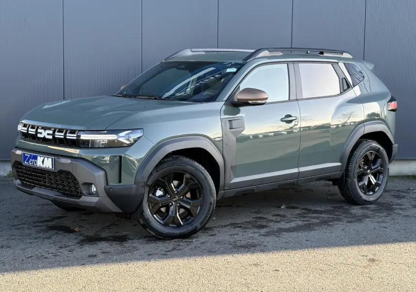 Dacia Duster ECO-G 120 Auto Extrême kaki lichen en 3/4 avant droit avec jantes noires et barres de toit.