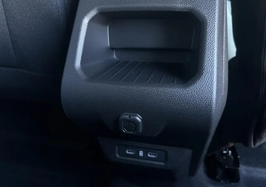 Prise USB type C arrière et prise 12V sur la console centrale du Dacia Duster ECO-G 120 Auto Extrême kaki.