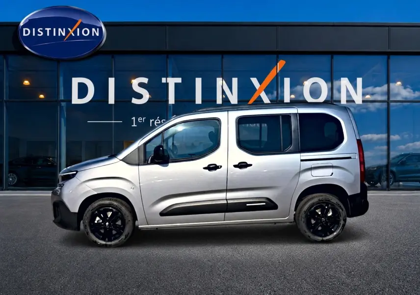 Profil droit du Citroën Berlingo Steel Grey 2026, avec jantes noires et barres de toit visibles.