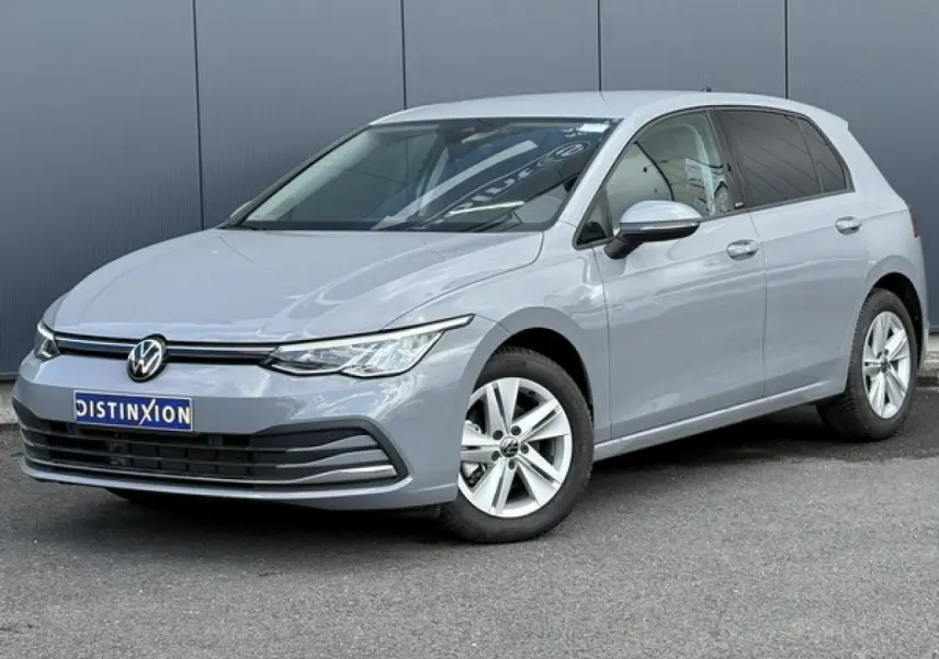 Volkswagen Golf VIII 1.5 TSI gris lunaire vue 3/4 avant droit avec jantes alliage 16 pouces et vitres teintées.