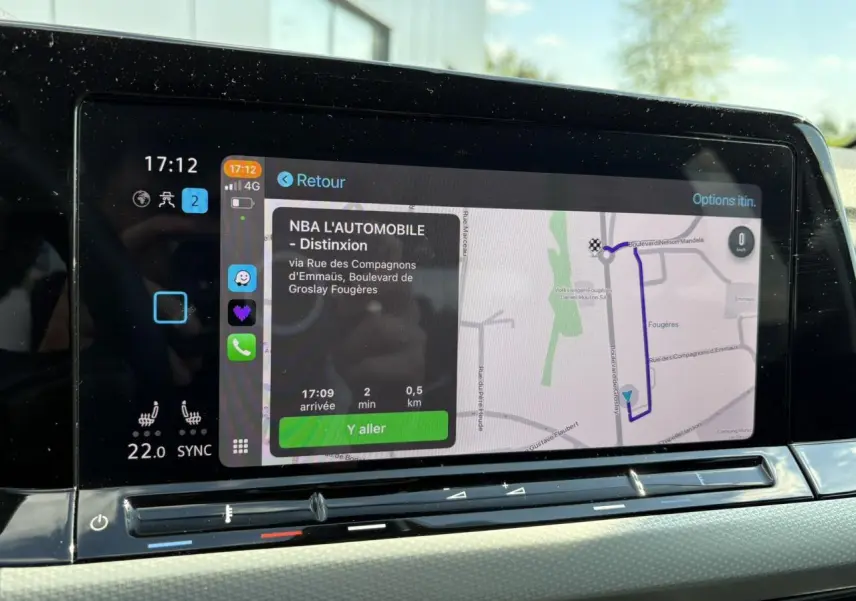 Écran tactile central du Volkswagen Golf VIII gris lunaire affichant la navigation et commandes climatisation.