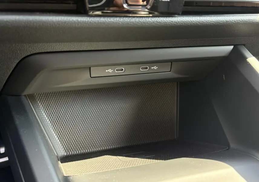 Gros plan sur la console centrale de la Volkswagen Golf VIII 1.5 TSI 2024 avec ports USB-C doubles et surface texturée noire.