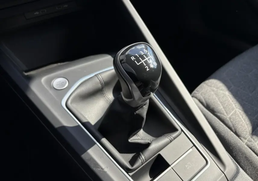 Le levier de vitesses manuel noir de la Volkswagen Golf VIII 1.5 TSI 150 Active, vu en gros plan côté console centrale.