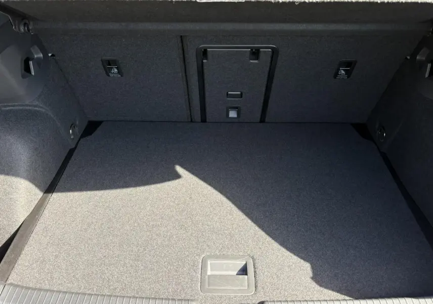 Coffre spacieux de la Volkswagen Golf VIII 1.5 TSI 150 Active 2024, vue intérieure arrière avec revêtement gris.