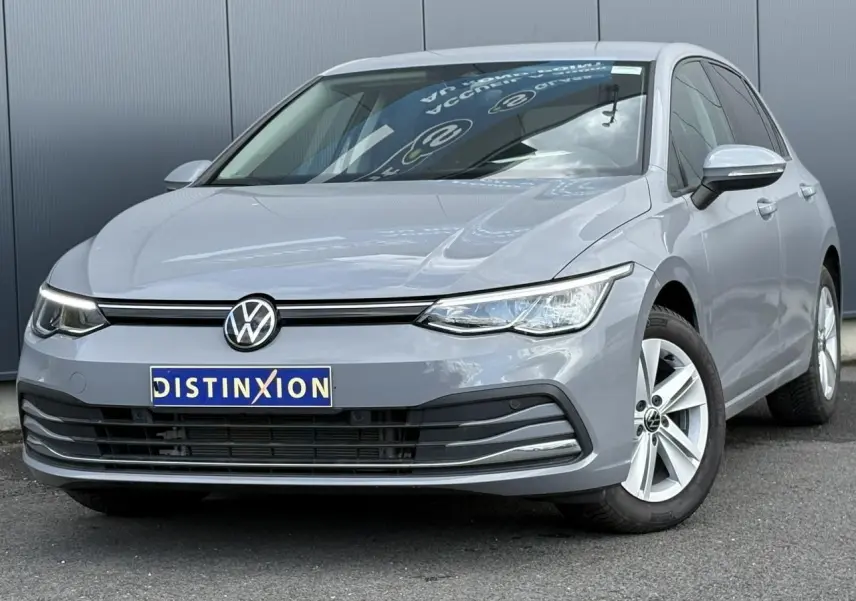 Volkswagen Golf VIII 1.5 TSI gris lunaire vue 3/4 avant droit avec jantes alliage 16 pouces et calandre noire.