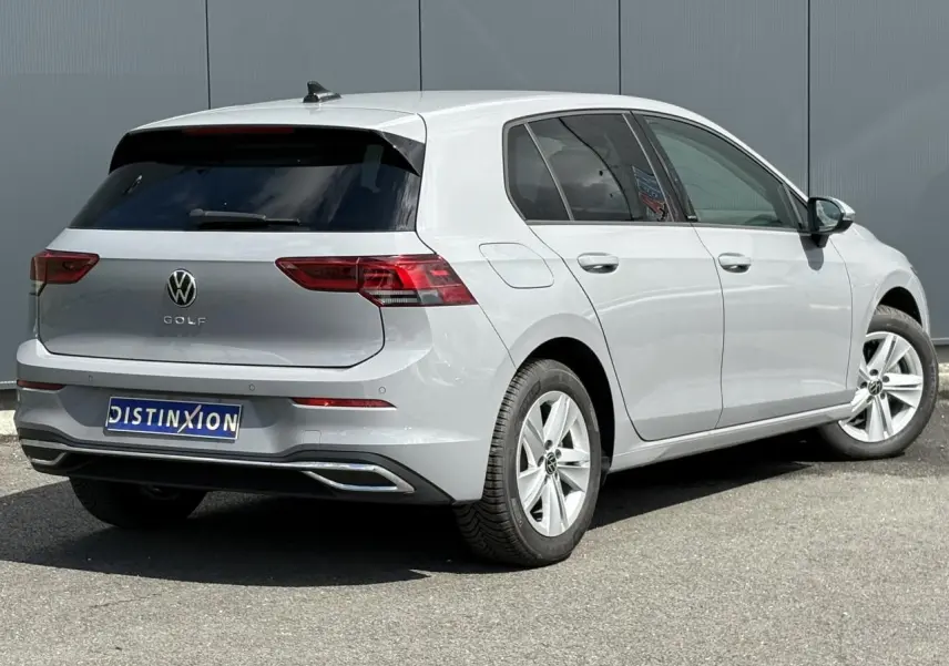 Volkswagen Golf VIII 1.5 TSI gris lunaire vue 3/4 arrière droit avec feux arrière LED et jantes alliage 16 pouces.