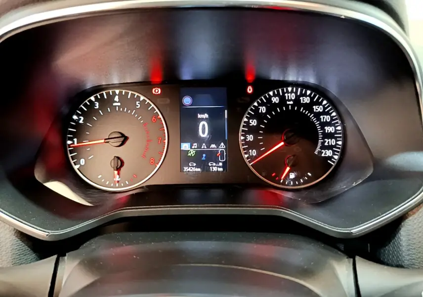 Vue rapprochée du tableau de bord de la Renault Clio Business blanche 2021 avec compte-tours et vitesse à zéro.