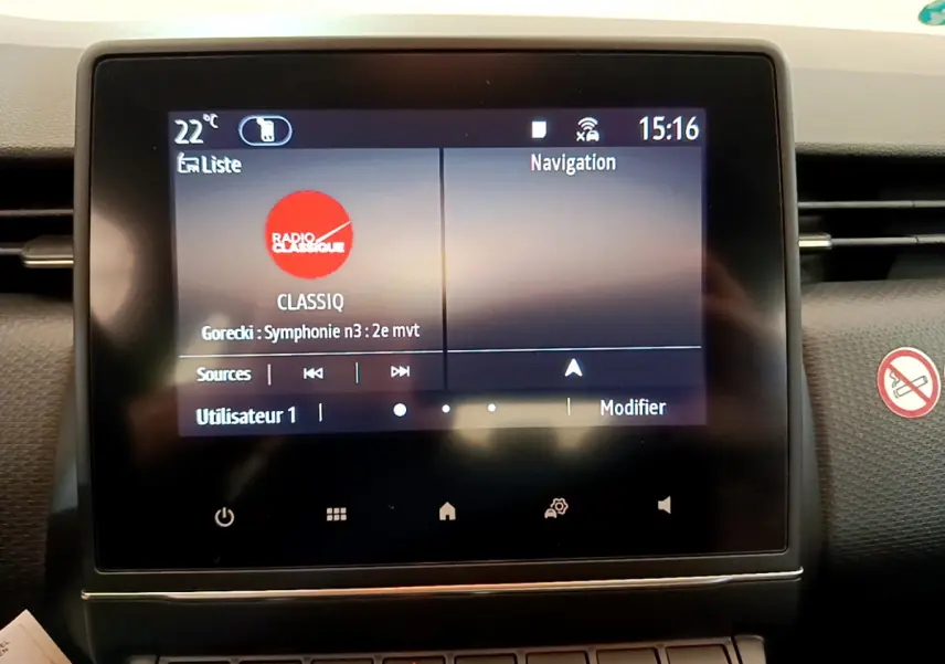 Écran tactile central de la Renault Clio Business blanc 2021 affichant radio classique et navigation, vue intérieure frontale.