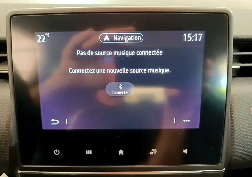 Écran tactile central de la Renault Clio Business blanc 2021 affichant un message de connexion Bluetooth musique.