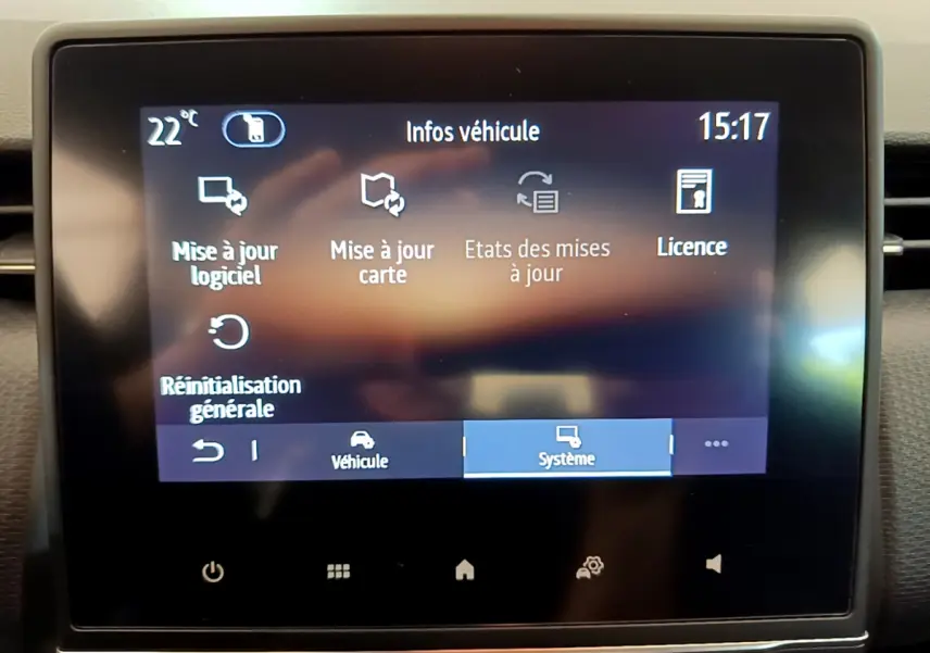 Écran tactile central de la Renault Clio Business blanc 2021 affichant le menu de mise à jour logiciel et carte.