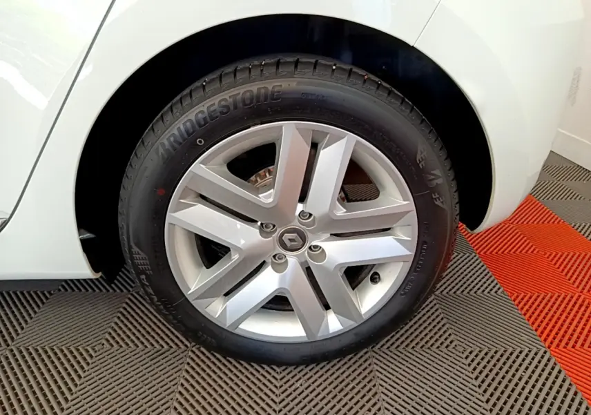 Gros plan sur la roue arrière droite blanche d'une Renault Clio Business 2021 avec jante alliage et pneu Bridgestone.