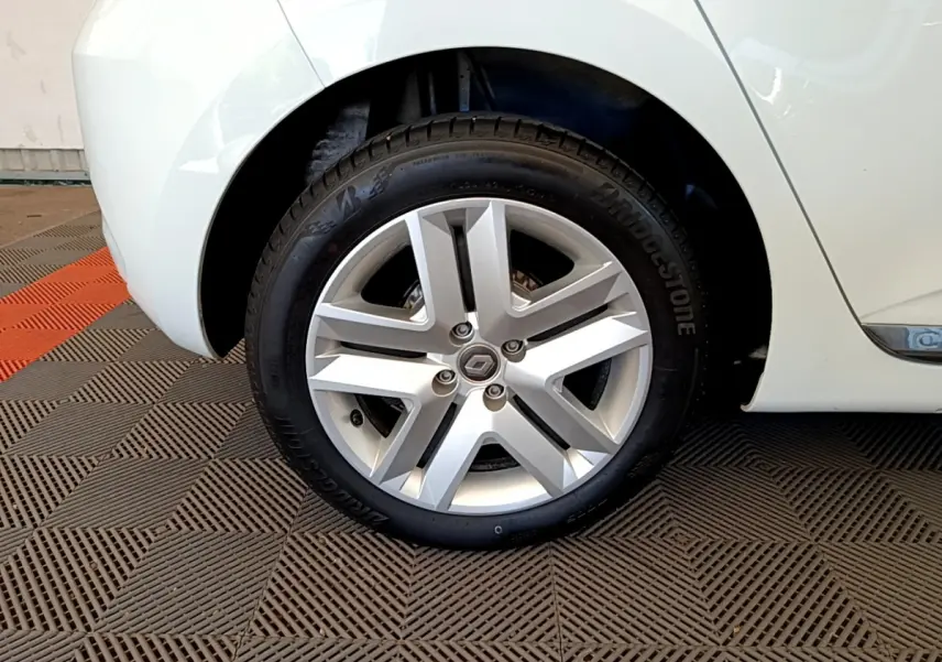 Gros plan sur la roue arrière droite blanche d'une Renault Clio Business 2021 avec jante alliage et pneu Bridgestone.