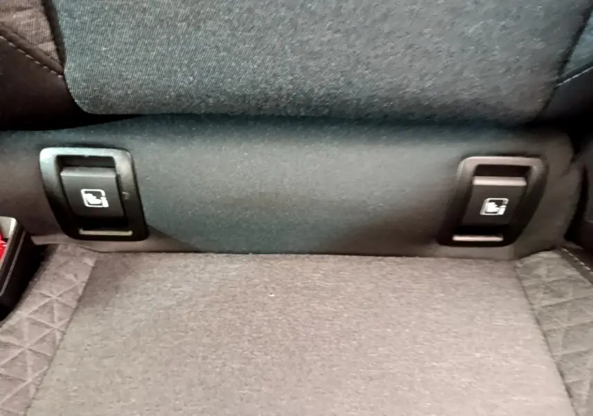 Détail des commandes de rabattement des sièges arrière en tissu gris de la Renault Clio Business blanche 2021