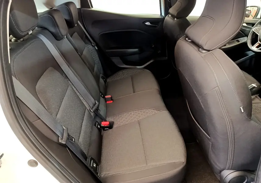 Vue intérieure côté gauche sur la banquette arrière noire de la Renault Clio Business SCe 65 blanche de 2021.