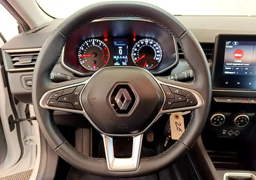 Vue frontale du volant en cuir noir de la Renault Clio Business 2021 avec tableau de bord numérique et écran tactile.