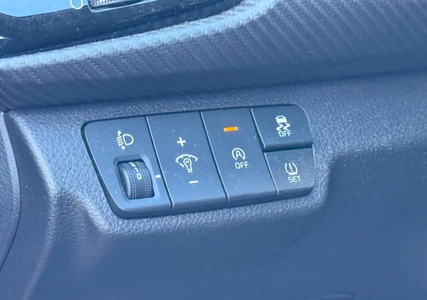 Gros plan sur les boutons de commande du tableau de bord noir d'une KIA RIO 1.0 T-GDI GT-LINE 2022.