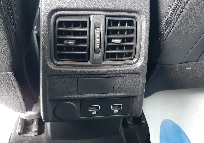 Vue rapprochée des aérateurs arrière et ports USB noirs du Renault Arkana 1.6 E-TECH 145 Intens, intérieur noir.