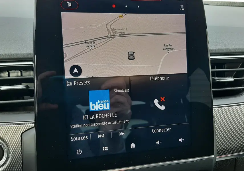 Écran tactile central du Renault Arkana 1.6 E-TECH 145 Intens, affichant la navigation et la radio France Bleu.