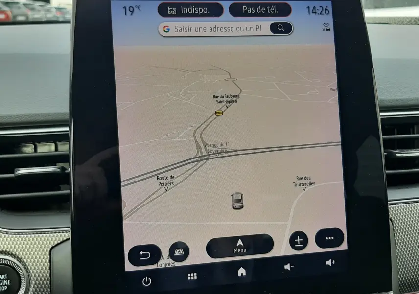 Écran central tactile du tableau de bord du Renault Arkana 1.6 E-TECH 145 Intens affichant la navigation GPS.