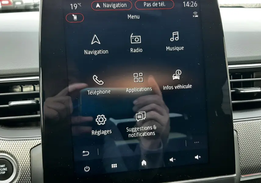 Vue rapprochée de l’écran tactile central du Renault Arkana 1.6 E-TECH 145 Intens, affichant le menu multimédia.