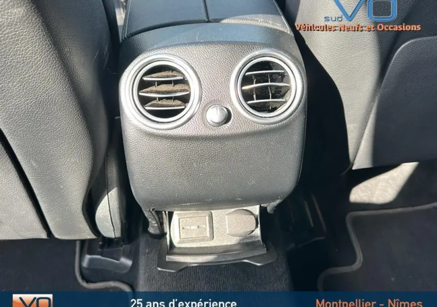 Vue rapprochée des aérateurs arrière et prise USB du Mercedes GLC 300 de 2020, intérieur cuir noir.