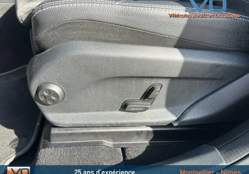 Réglage électrique du siège sport côté conducteur dans un Mercedes GLC 300 de gris anthracite, intérieur noir.