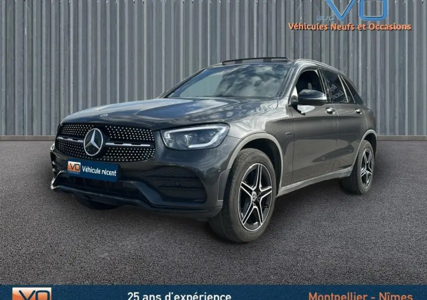 Mercedes GLC 300 de 2020 gris anthracite en 3/4 avant droit, jantes alliage 19 pouces et calandre AMG Line visible.
