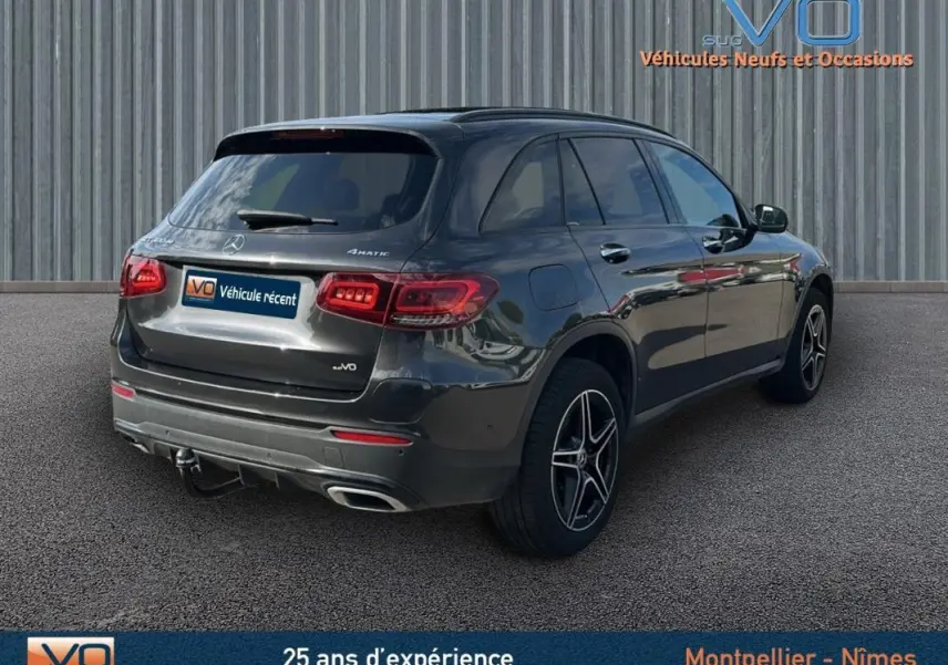 Vue 3/4 arrière droite d'un Mercedes GLC 300 de gris anthracite avec jantes alliage 19 pouces et pack sport black.
