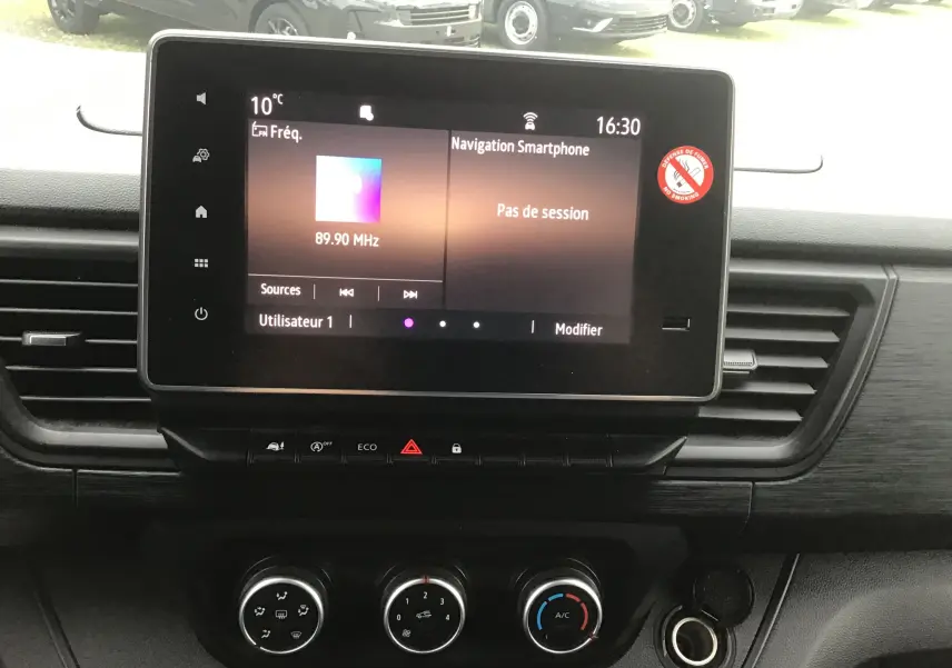 Vue rapprochée de l'écran tactile Easy Link 8'' et des commandes de climatisation du Renault Trafic Combi gris Comète 2022.