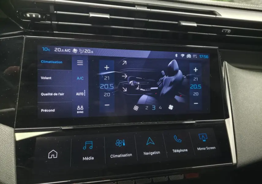 Écran tactile central de la Peugeot 408 GT 2024 affichant les réglages de climatisation bi-zone, vue intérieure.