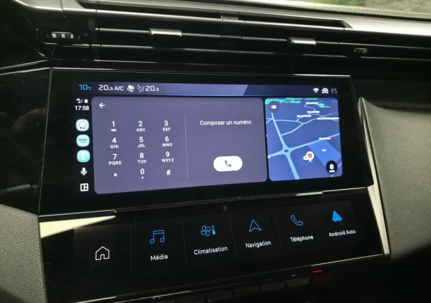Écran tactile central 10 pouces du Peugeot 408 noir, affichant navigation et interface téléphone en intérieur.
