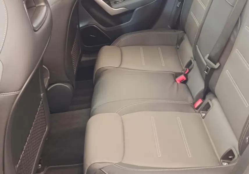 Vue intérieure de la banquette arrière en cuir gris foncé de la Mercedes Classe A 250 e AMG Line 2021.