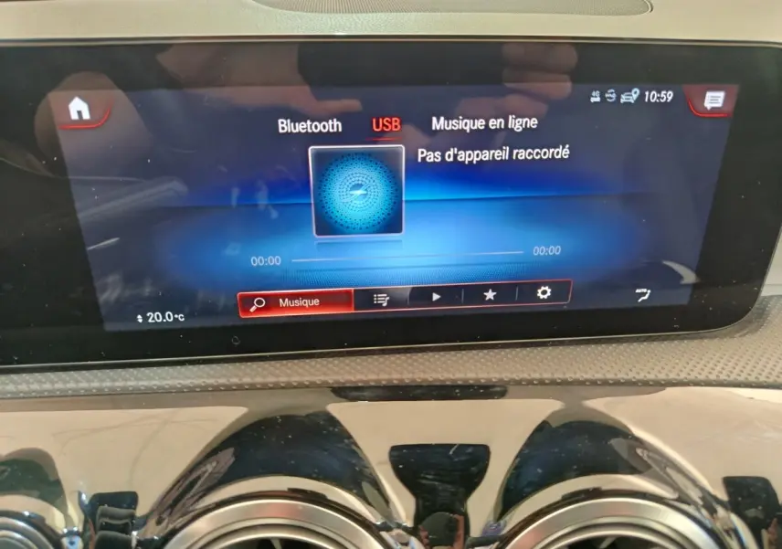 Écran tactile multimédia de la Mercedes Classe A 250 e AMG Line 2021, affichage musique et Bluetooth, tableau de bord noir.