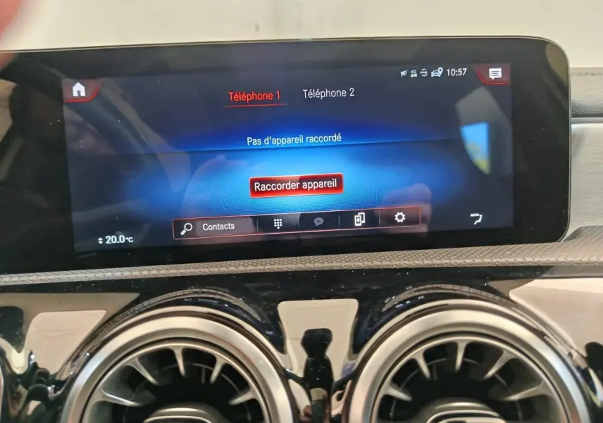 Écran tactile central de la Mercedes Classe A 250 e AMG Line 2021, affichage Bluetooth et climatisation à 20°C.