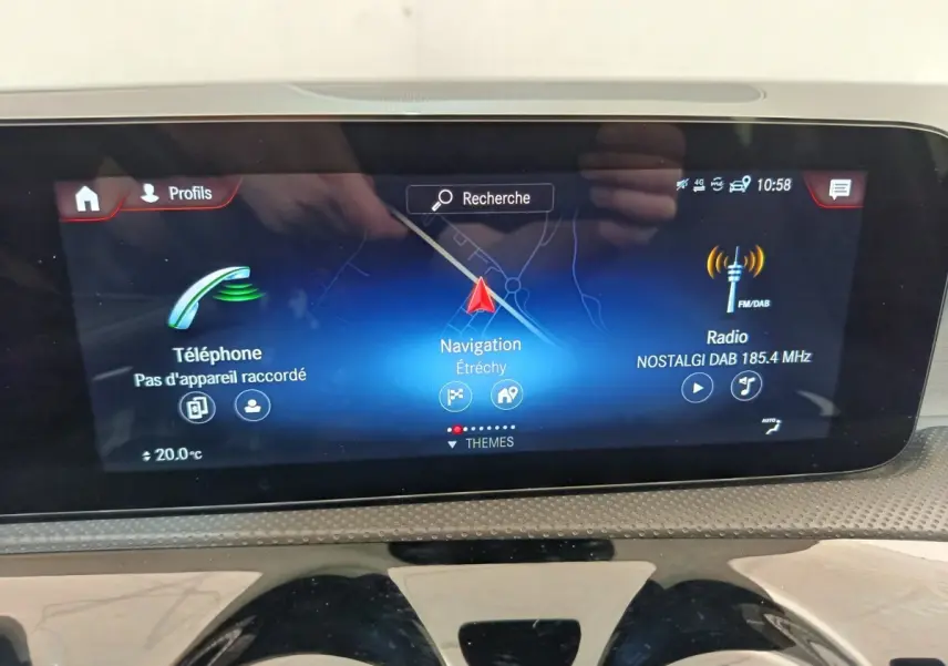 Écran tactile central du système de navigation de la Mercedes Classe A 250 e AMG Line, vue frontale intérieure.