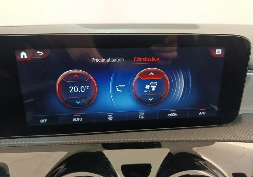 Écran tactile de la climatisation affichant 20°C dans l’habitacle d’une Mercedes Classe A blanche.