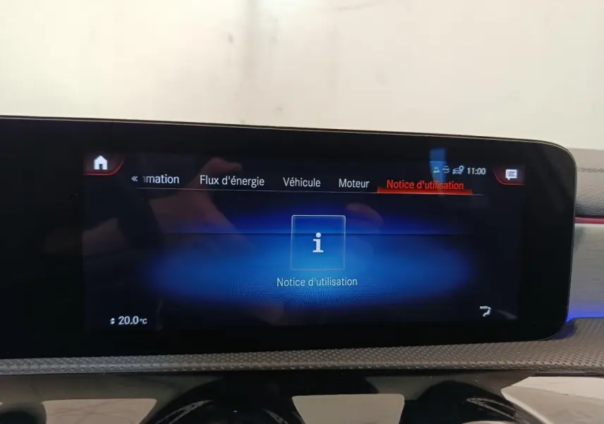 Écran tactile intérieur de la Mercedes Classe A 250 e AMG Line 2021 affichant le menu "Notice d'utilisation".