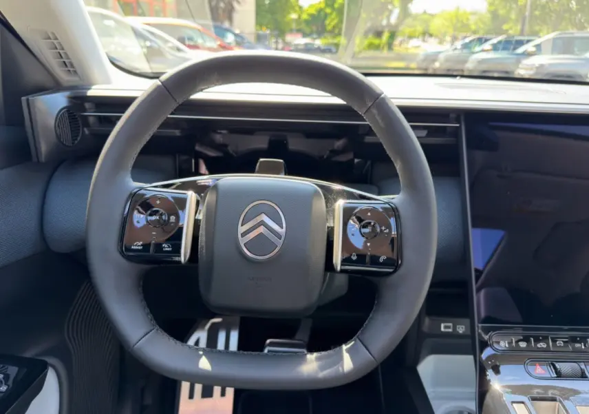 Vue intérieure centrée sur le volant cuir multifonctions du Citroën C5 Aircross New Hybrid 2026, avec tableau de bord moderne.