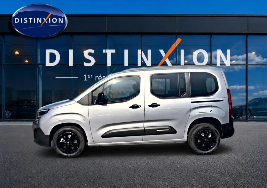 Vue profil droit du Citroën Berlingo Steel Grey 2026 avec jantes noires et protections latérales noires.