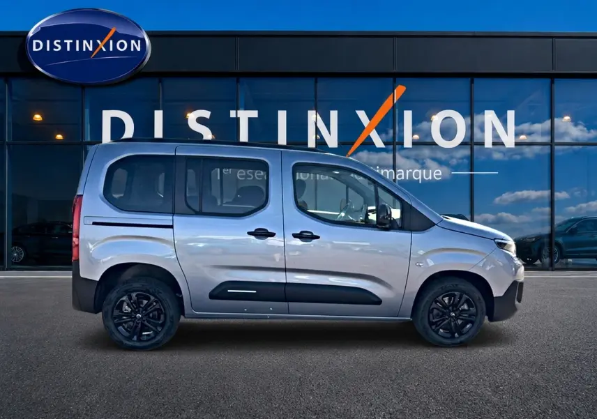 Profil droit du Citroën Berlingo Steel Grey 2026 avec barres de toit et jantes alu noires.
