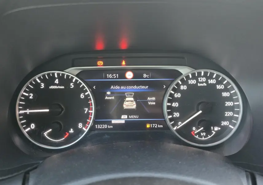 Combiné d'instruments digital du Nissan Juke II 2024, affichant l'aide au conducteur et compteurs analogiques.