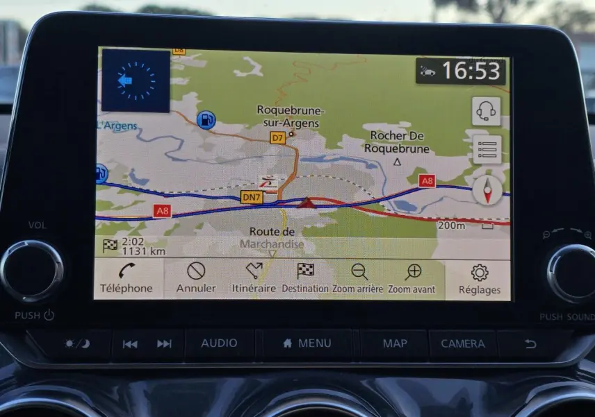 Écran tactile du système de navigation NissanConnect du Nissan Juke II bleu, vue rapprochée du tableau de bord.